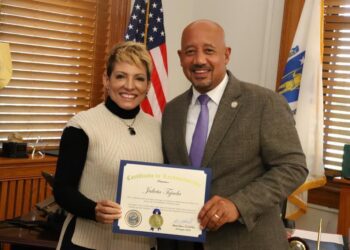 Julieta Tejada es reconocida por el alcalde de Lawrence, Massachusetts.