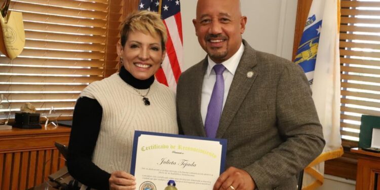 Julieta Tejada es reconocida por el alcalde de Lawrence, Massachusetts.