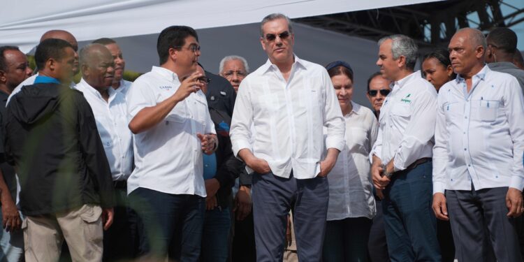 Abinader y el director de la CAASD, Fellito Suberví, supervisan los trabajos en la cañada Las 800