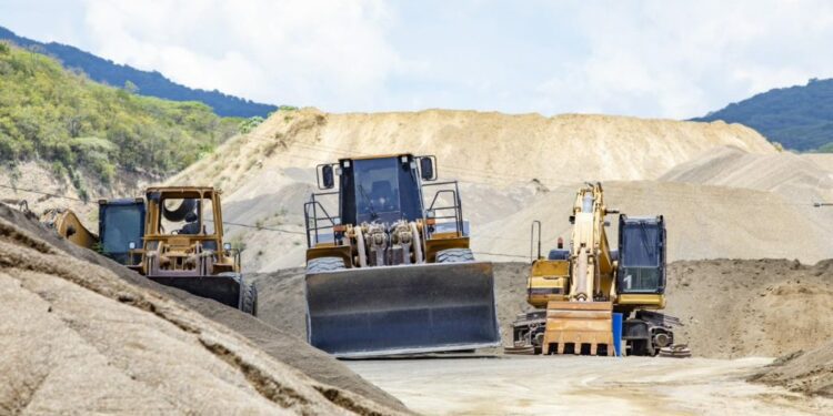 Autoridades de medioambiente allanan minas y empresas de agregados en Navarrete 