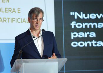 Periodista Ordoñez sugiere poner interés en la inteligencia humana y no tanto en la artificial