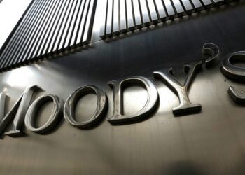Moody’s rebaja notas de bancos estadounidenses y advierte sobre riesgos