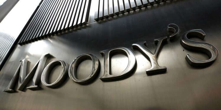 Moody’s rebaja notas de bancos estadounidenses y advierte sobre riesgos