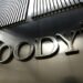 Moody’s rebaja notas de bancos estadounidenses y advierte sobre riesgos