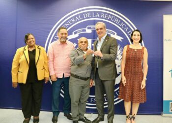 Abinader anuncia programa de Viviendas Familia Feliz para comunidad de RD en el exterior