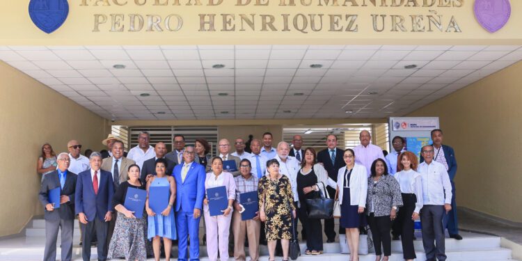 Escuela de Comunicación Social de la UASD rinde homenaje a profesores jubilados