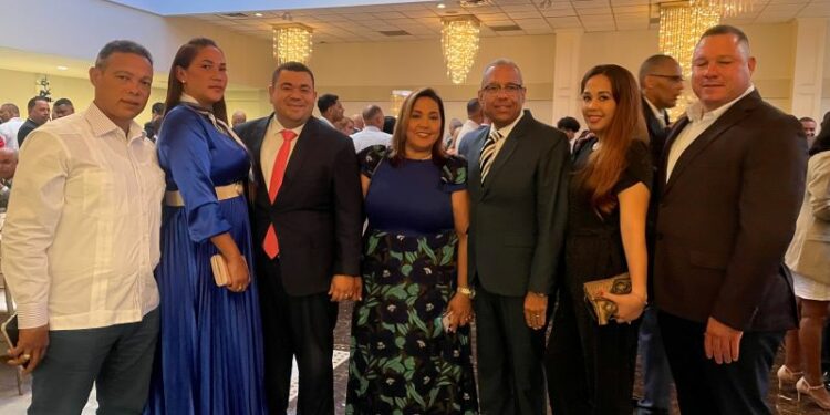 Presentan proyecto de torre de lujo en encuentro de puertoplateños en Nueva York