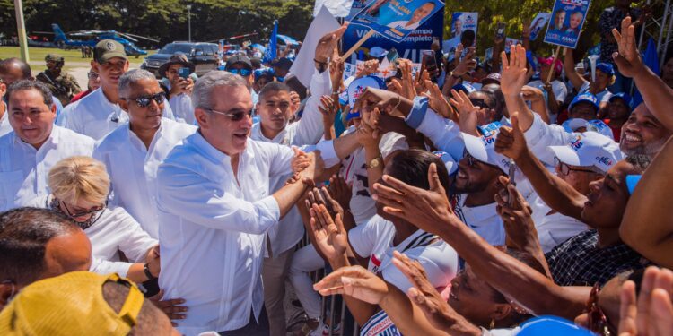 Abinader llama a la oposición a unirse en defensa de intereses de la nación