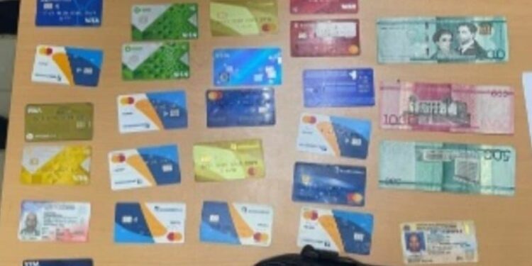 Policía apresa integrante de banda dedicada a la clonación de tarjetas de créditos