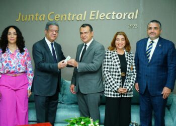 Leonel entrega a la JCE padrón de la FP auditado con más de 2 millones