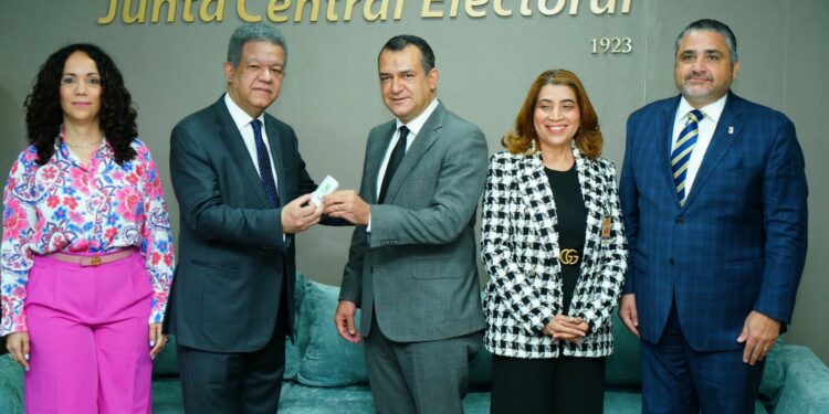 Leonel entrega a la JCE padrón de la FP auditado con más de 2 millones