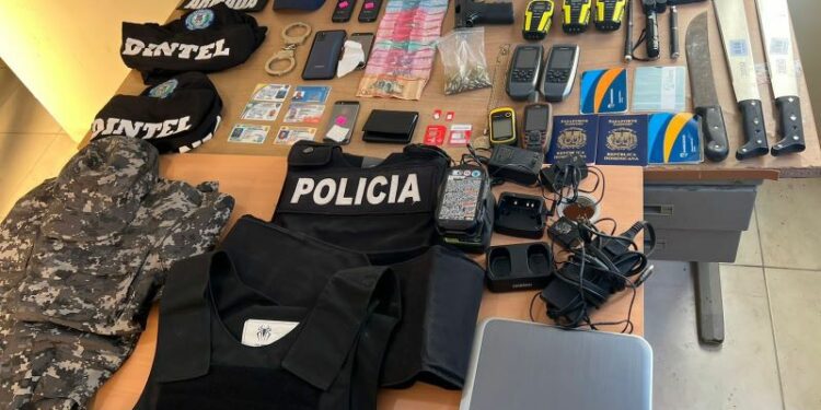 Apresan pareja con carnets falsos, arma y materiales de instituciones de seguridad