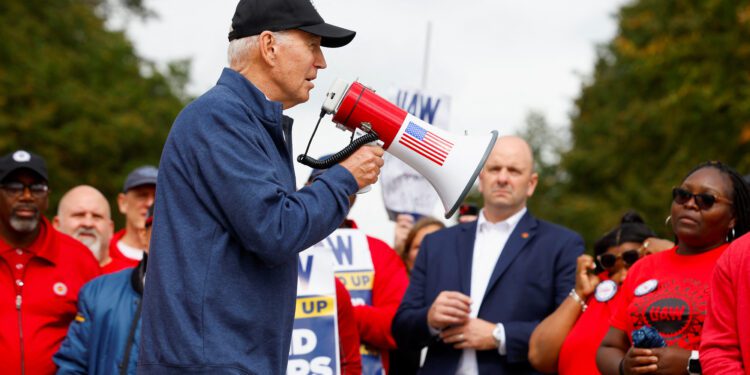 Biden participa en un piquete de trabajadores de la automoción en Michigan
