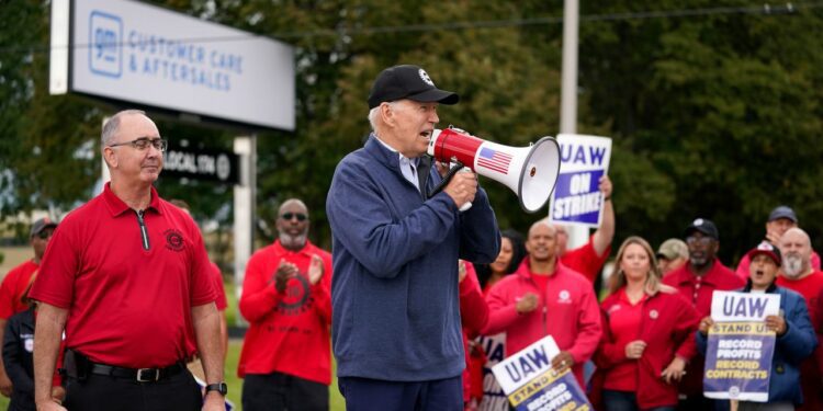 Biden participa en un piquete de trabajadores de la automoción en Michigan