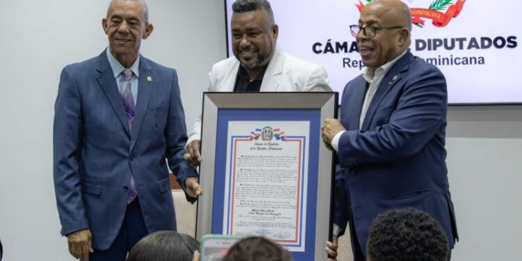 Luis Miguel del Amargue es reconocido en la Cámara de Diputados