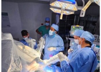 Dr. Pablo Mateo realiza con éxito primera intervención quirúrgica con consola robótica