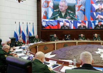 El jefe de la flota rusa en el mar Negro reaparece en una reunión tras darlo Ucrania por muerto