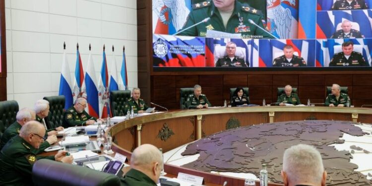 El jefe de la flota rusa en el mar Negro reaparece en una reunión tras darlo Ucrania por muerto