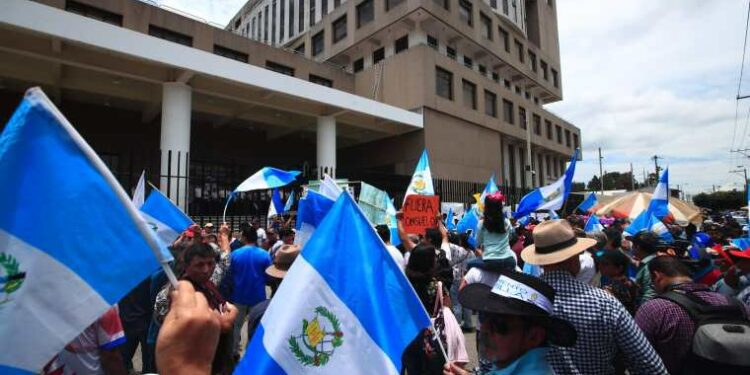 Manifestantes en Guatemala exigen la renuncia de altos cargos del Ministerio Público tras acusaciones