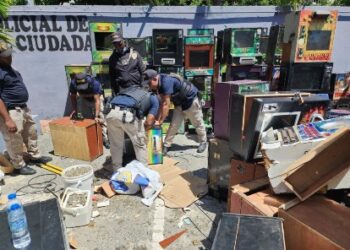 Operativo policial calle 42 de Capotillo desarticula red de juegos de azar y puntos de drogas