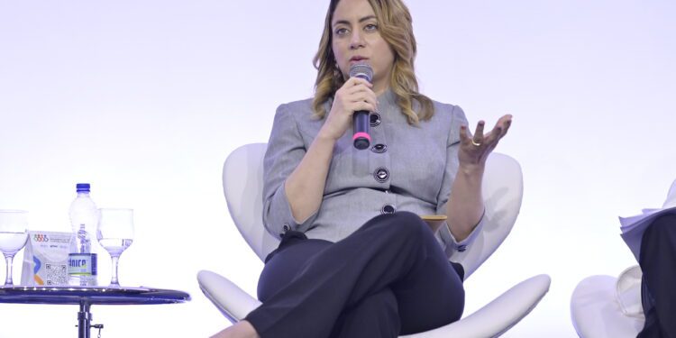 Gloria Reyes presenta acciones de Supérate en Brasil