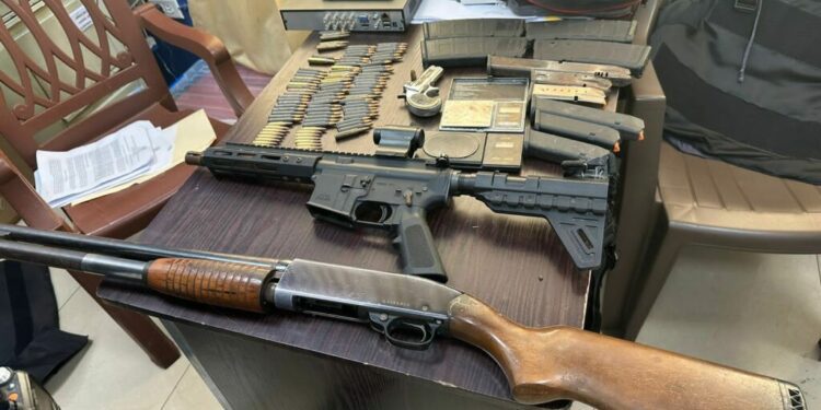 Autoridades ocupan armas y municiones en allanamientos en Moca