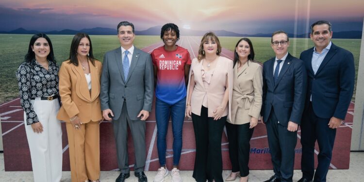 Marileidy Paulino comparte e inspira a colaboradores del Popular y sus hijos