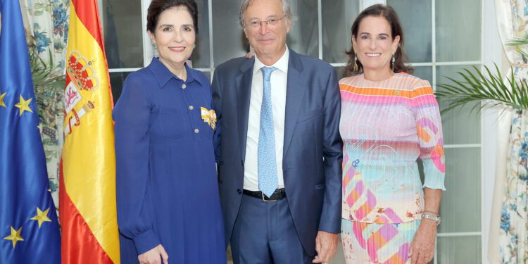 María Amalia León es condecorada con la Real Orden de Isabel la Católica