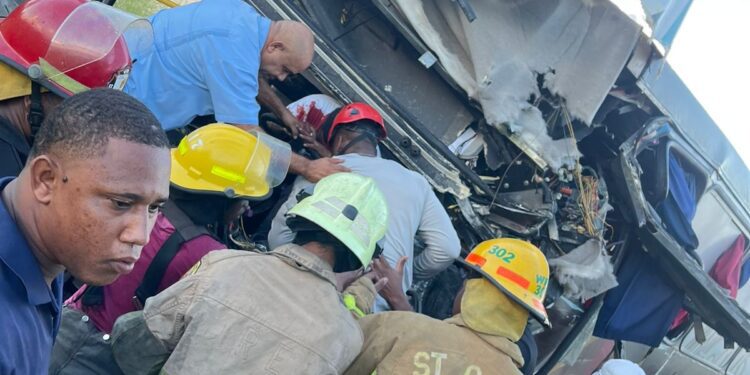 Trágico accidente en Verón: asistencia inmediata del 9-1-1; tres fallecidos 11 heridos