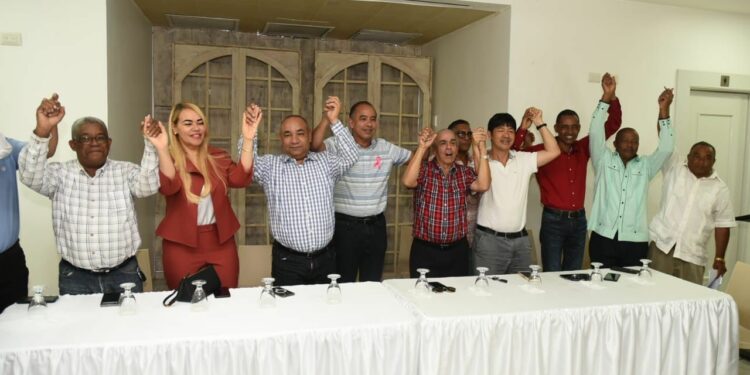 Siete partidos firman pacto de apoyo al precandidato a alcalde por SFM, Niño López