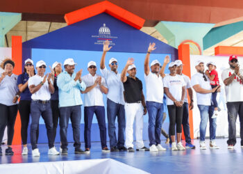 Personalidades dan apoyo a programa “De Vuelta al Barrio” en Santo Domingo Oeste