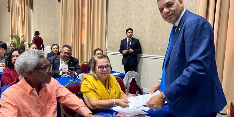 Ramón Emilio Goris inscribe su candidatura a la presidencia del PARLACEN