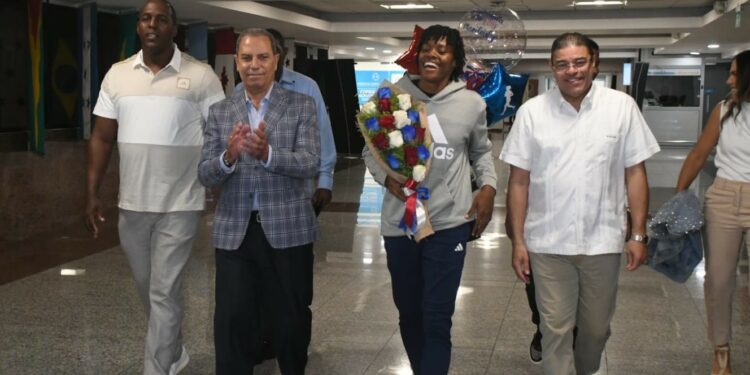 Dan bienvenida a Marileidy Paulino, campeona mundial en los 400 metros planos