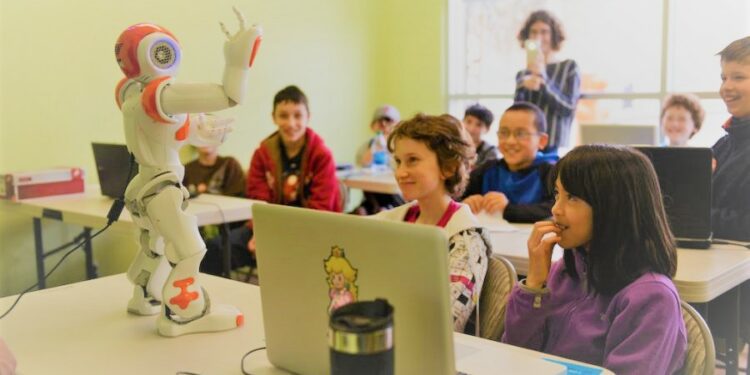 Inteligencia artificial en aulas debe ser para mayores de 13 años