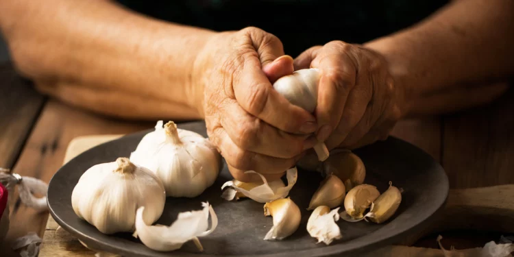 Cómo acabar con el aliento a ajo: El  yogur natural puede hacerlo
