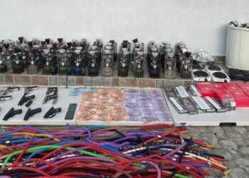 Allanan discoteca en Villa María; ocupan 10 pistolas y 72 hookahs y detienen 38 personas
