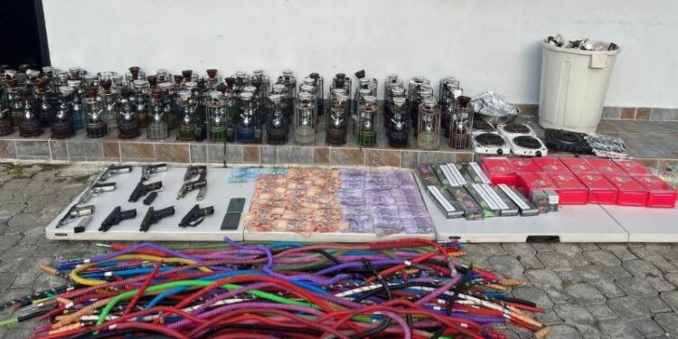 Allanan discoteca en Villa María; ocupan 10 pistolas y 72 hookahs y detienen 38 personas