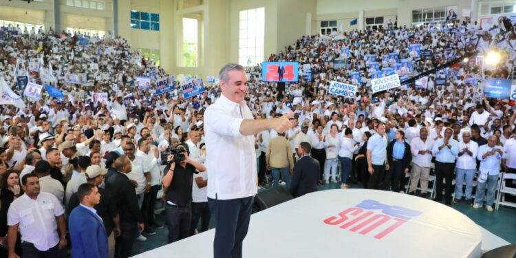 Luis Abinader destaca su compromiso de resolver los problemas de RD