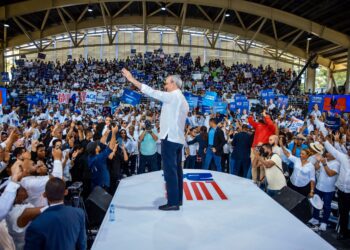 Luis Abinader a opositores: "Ustedes, ni vuelven ni van porque el cambio sigue"