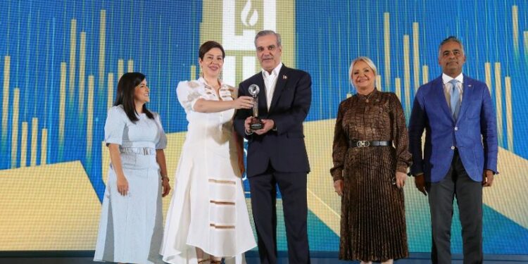 Reconocen AERODOM e Industrias San Miguel por su inversión en RD 