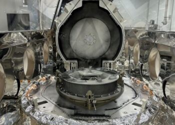 La NASA encuentra polvo oscuro al abrir el 'cofre' llegado de Bennu