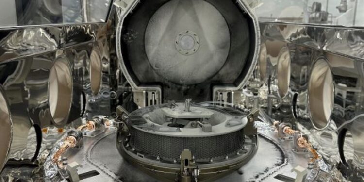 La NASA encuentra polvo oscuro al abrir el 'cofre' llegado de Bennu