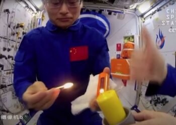 Astronautas chinos realizan impactante experimento con llamas en el espacio