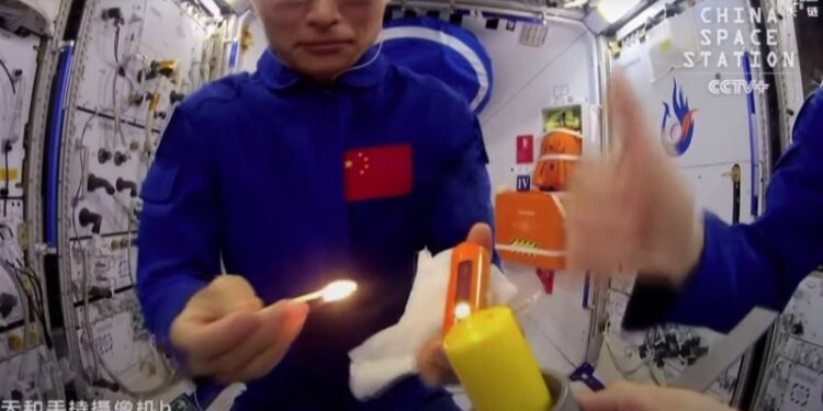 Astronautas chinos realizan impactante experimento con llamas en el espacio