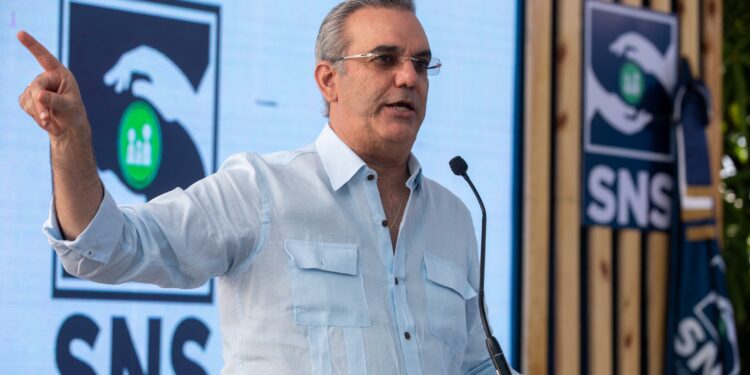 Presidente Abinader insta a la oposición a debatir el uso de recursos del Estado.