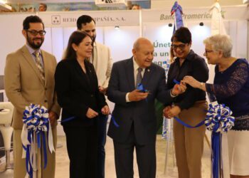 Universidad APEC realiza feria de empleos  para estudiantes y egresados 