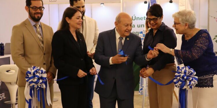 Universidad APEC realiza feria de empleos  para estudiantes y egresados 