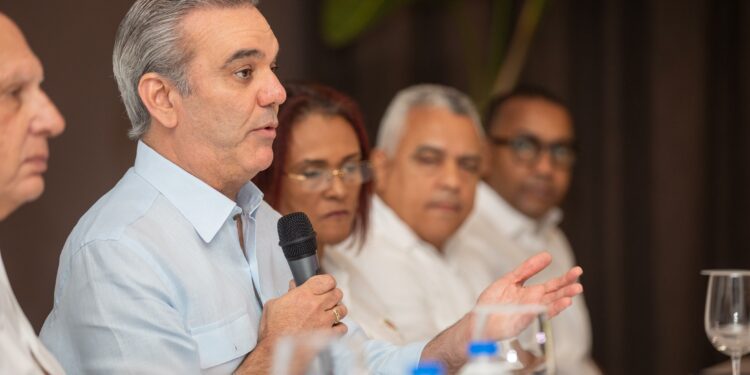 Presidente Abinader anuncia varias obras en Samaná