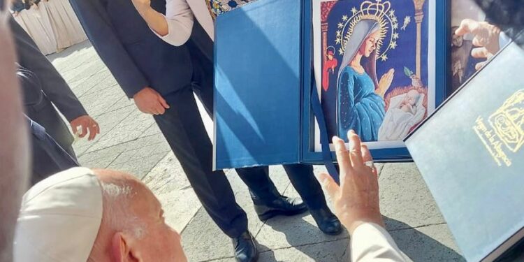 Artistas visuales participan en la advocación de la Virgen de La Altagracia en el Vaticano