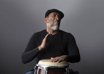 Chichí Peralta celebra 26 años de su agrupación "Son Familia"